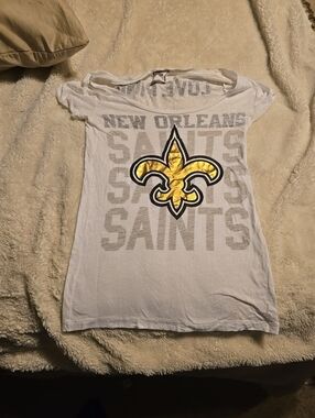 040326 NFL PINK new Orleans Saints light weight shirt. Last picture shows small